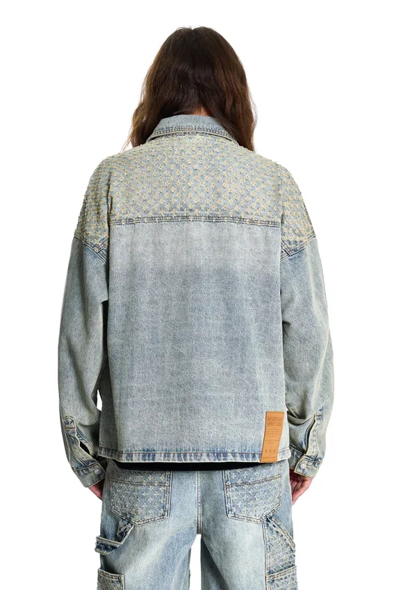 Chaqueta vaquera desgastada con láser