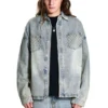Chaqueta vaquera desgastada con láser