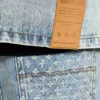 Chaqueta vaquera desgastada con láser