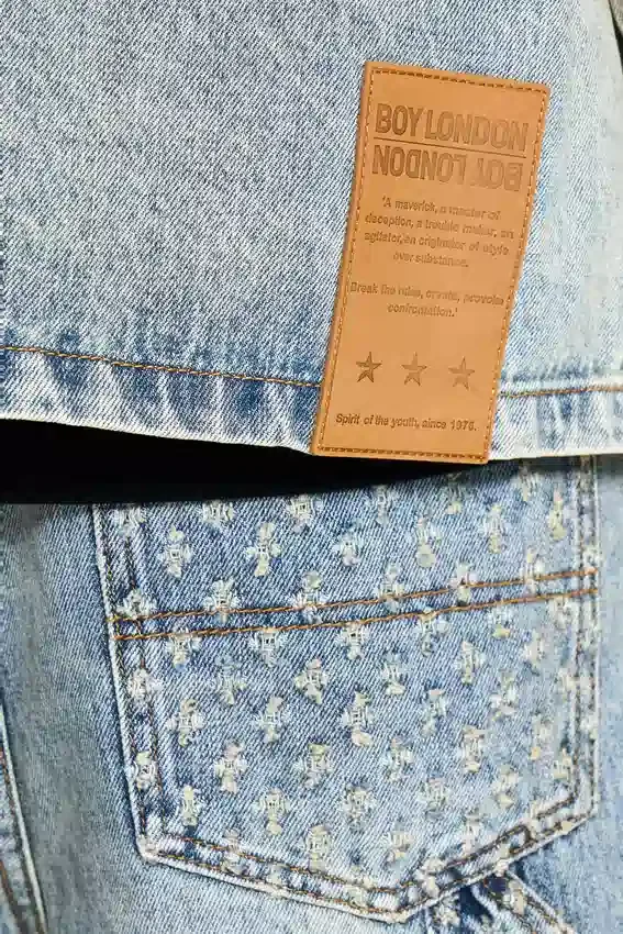Chaqueta vaquera desgastada con láser
